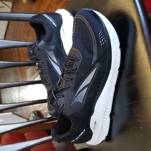 Altra Paradigm 6, size 11, black and white